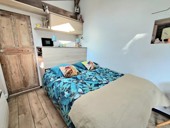 Bedroom with wooden headboard and colourful linen