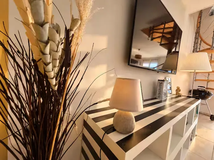 Sitting area decorated with dried flowers