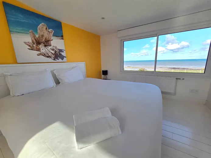 Bedroom with sea view